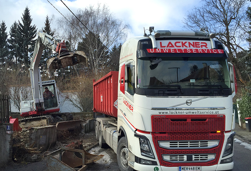 Abbruch eines alten Wohnhauses mit Bagger und Abtransport des Bauschutts mit einem Lackner-Lkw