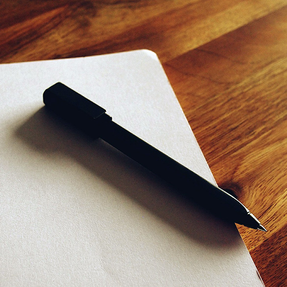 Symbolbild - Stift auf leerem Blatt Papier